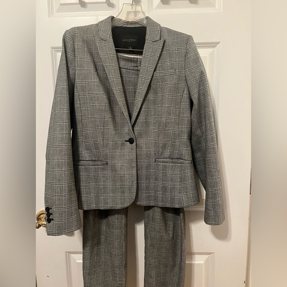 Banana Republic Women’s Light Grey Plaid Pantsuit (Jacket size 8, Pants size 6)